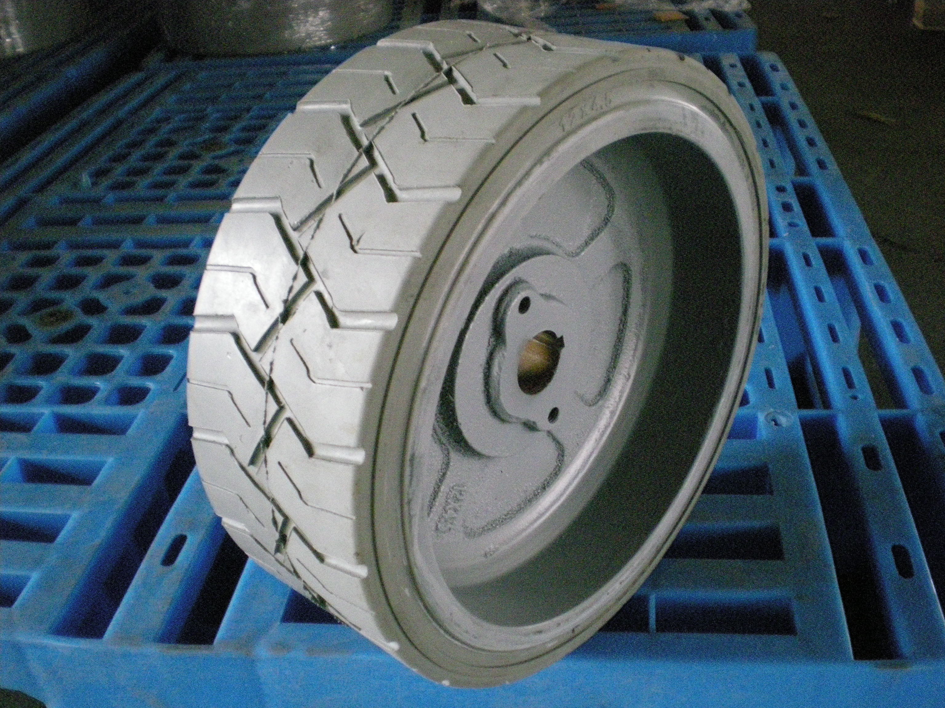 12X4.5实心轮胎.jpg 12X4.5实心轮胎.jpg