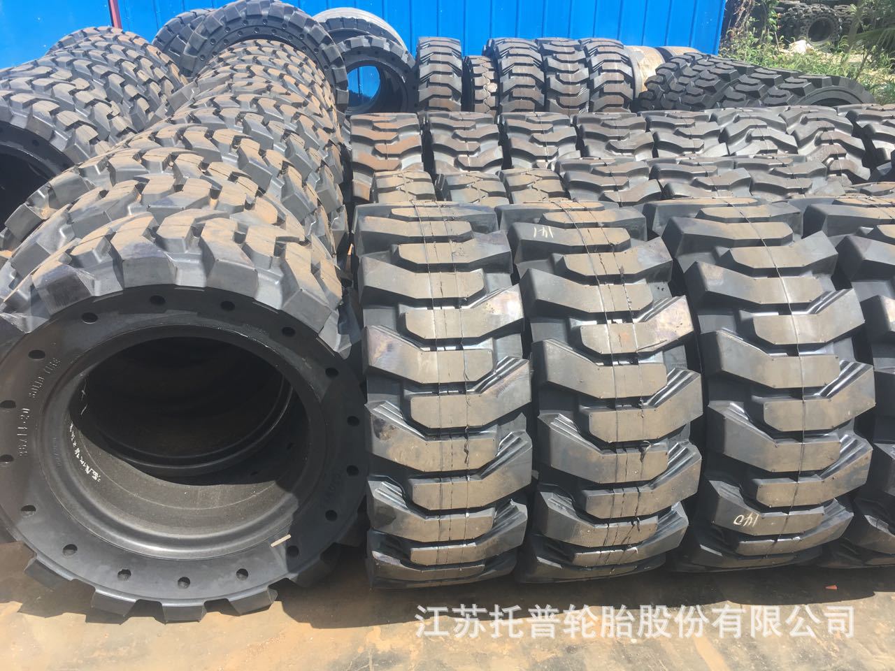 臂式升降机轮胎多个.jpg