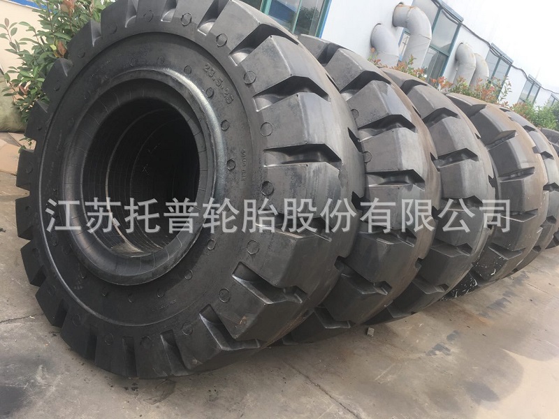 铲车轮胎多个.jpg